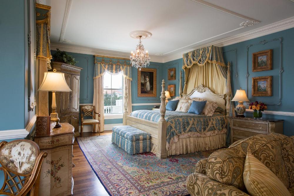 Renaissance Guest Room interior